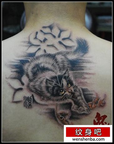 男孩子背部可爱的猫咪纹身