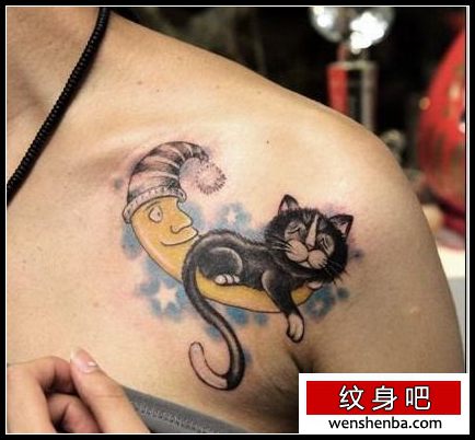 女人肩膀处可爱猫咪与月亮纹身