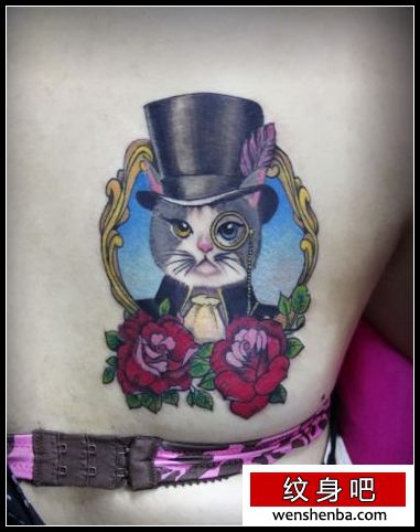靓女背部的猫咪纹身