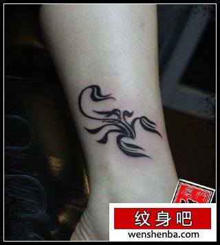 女人腿部一枚图腾蝎子纹身