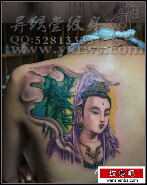 背部好看的彩色观音纹身