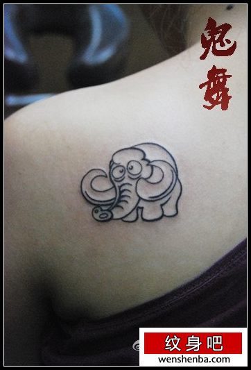 女人肩背可爱的小象纹身
