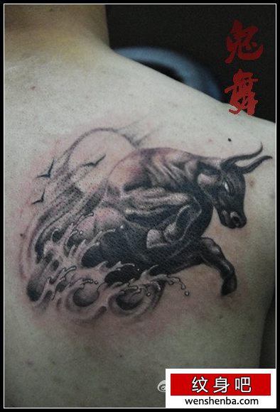 男性肩背凶悍的牛纹身