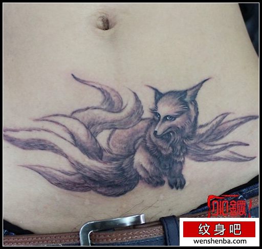 女人腹部黑白九尾狐纹身