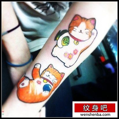 女人手臂可爱的猫咪纹身