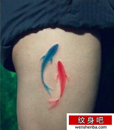腿部彩色水墨画小鲤鱼纹身
