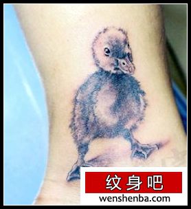 小鸭子纹身腿部可爱小鸭子纹身