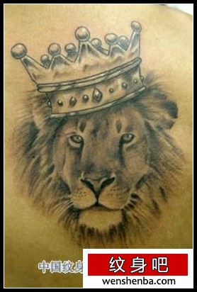 背部狮子狮子头皇冠纹身