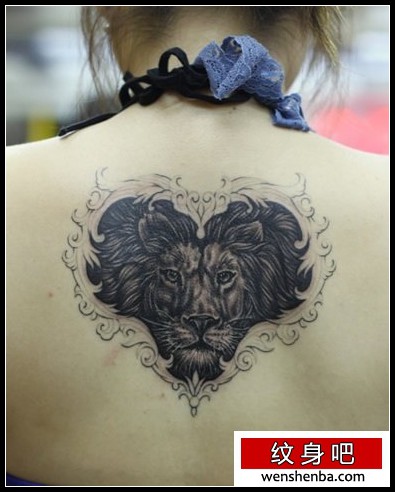 靓女背部爱心狮子狮子头纹身