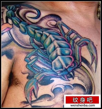 蝎子纹身一枚胸部彩色蝎子纹身