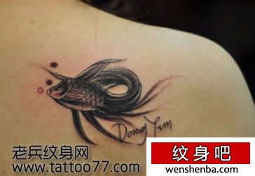 靓女肩部可爱的小金鱼纹身