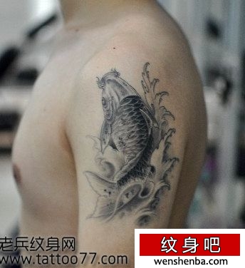 一枚手臂黑白鲤鱼纹身