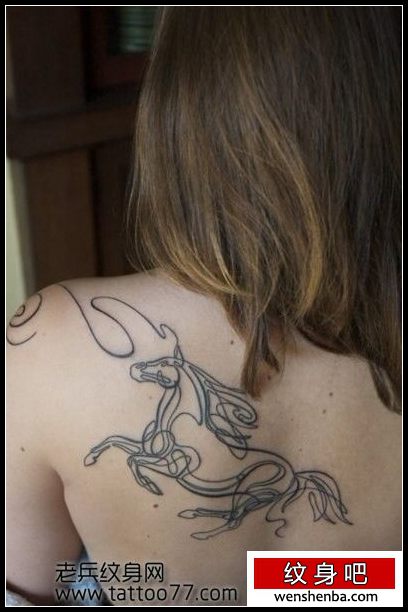 靓女背部简单的马纹身