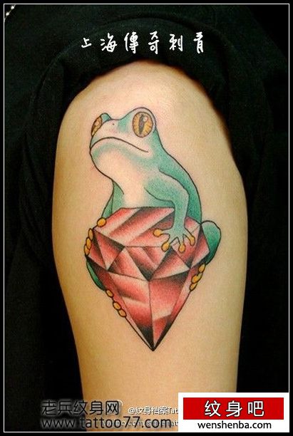 手臂一枚青蛙钻石纹身