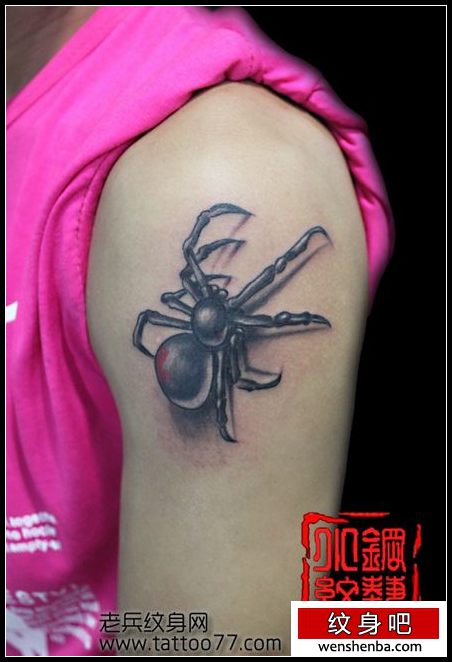 一枚女人手臂蜘蛛纹身