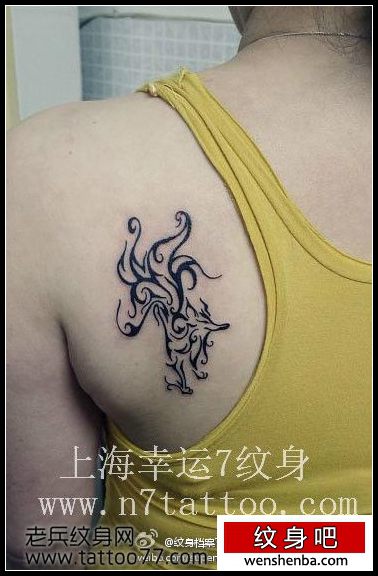 女人背部好看的图腾狐狸纹身