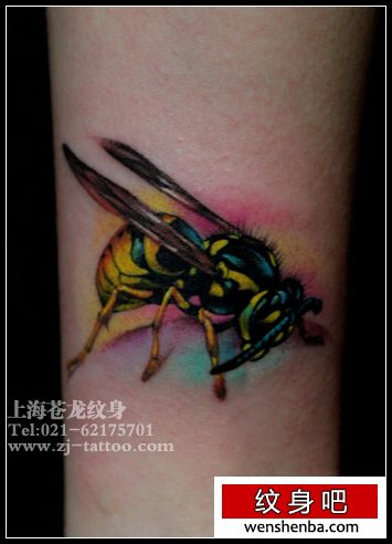 一枚好看的彩色小蜜蜂纹身