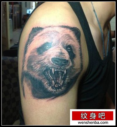 大臂一枚大熊猫纹身