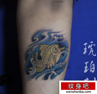 手臂可爱的小金鱼纹身