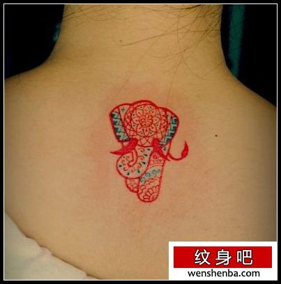 女人背部好看的彩色图腾大象纹身