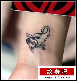 女人手臂可爱的图腾大象纹身
