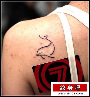 女人肩背可爱的海豚纹身