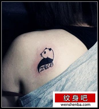 女人肩背可爱的图腾熊猫纹身