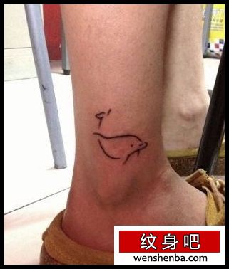 前卫可爱的图腾海豚纹身