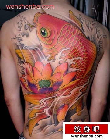 满背华丽的彩色鲤鱼莲花纹身