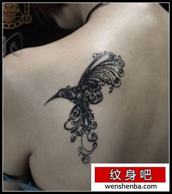 女人肩背图腾蜂鸟纹身