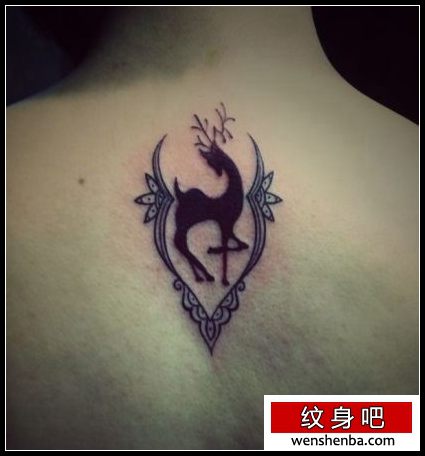一枚背部图腾小鹿纹身