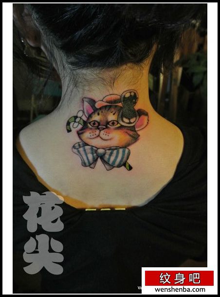 女人背部可爱的猫咪纹身