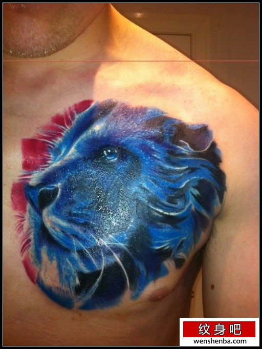 男性前胸时尚的彩色狮头纹身