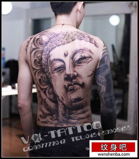 男性背部权威的满背石雕佛头纹身