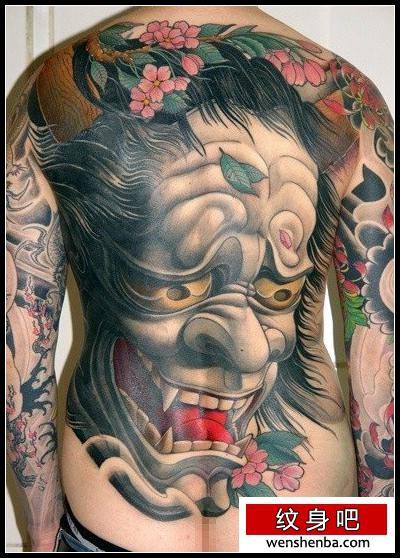 帅气的男性满背般若纹身