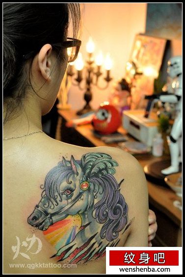 女人背部精致时髦的马纹身