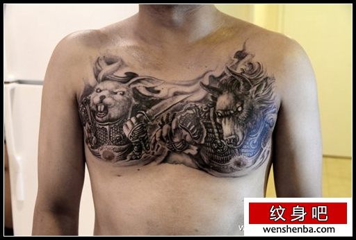 男性前胸帅气超酷的兔子与牛纹身