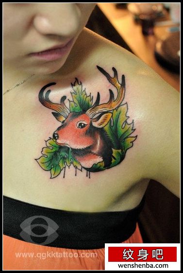 女人肩膀处时髦精致的小鹿纹身