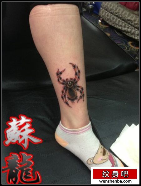 腿部精致时髦的一枚彩色蜘蛛纹身