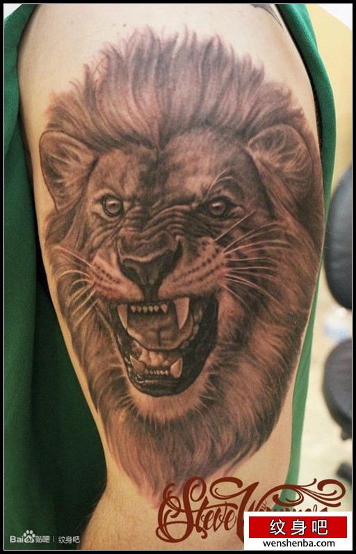 帅气时尚的男性手臂狮头纹身
