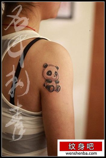 女人手臂可爱的小熊猫纹身