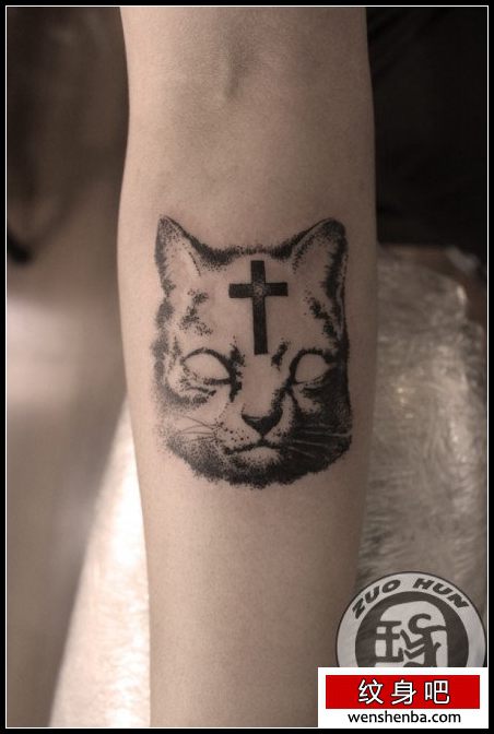 手臂凶恶超酷的猫咪纹身