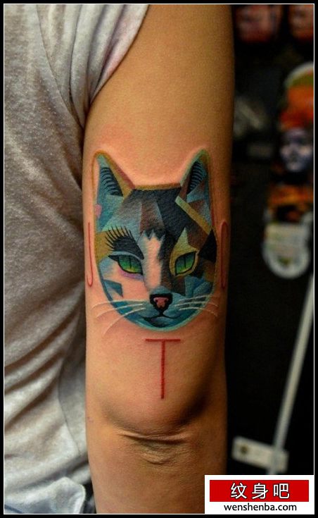 手臂一枚概念风格的猫咪纹身