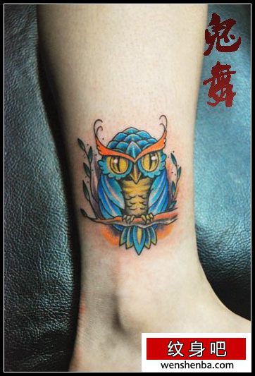 女人腿部个性时髦的小猫头鹰纹身