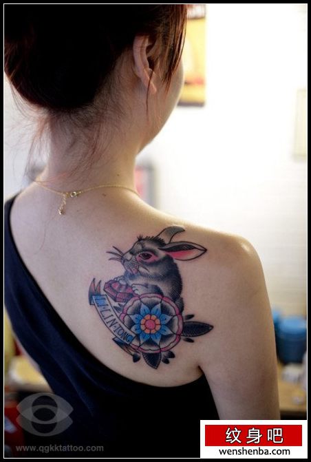 女人肩膀可爱时髦的小兔子纹身