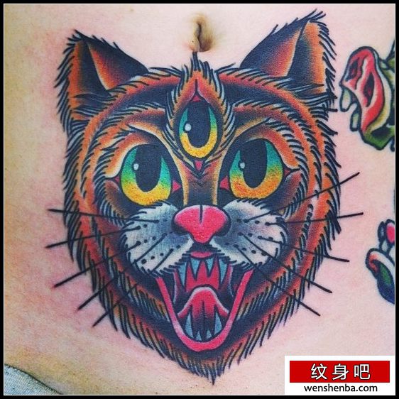 腹部权威个性的猫咪纹身