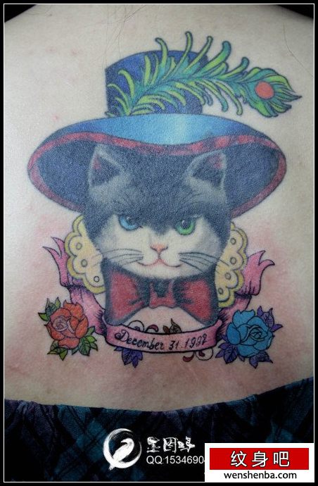 女人后背个性可爱的猫咪纹身