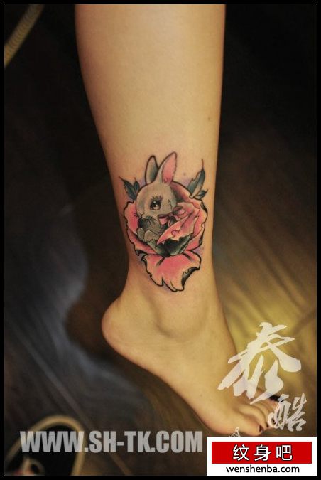 女人腿部可爱的小兔子与玫瑰花纹身