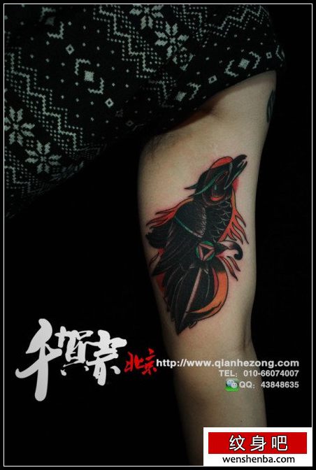 手臂个性权威的乌鸦纹身