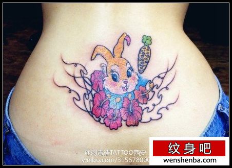 靓女腰部可爱时髦的小兔子纹身